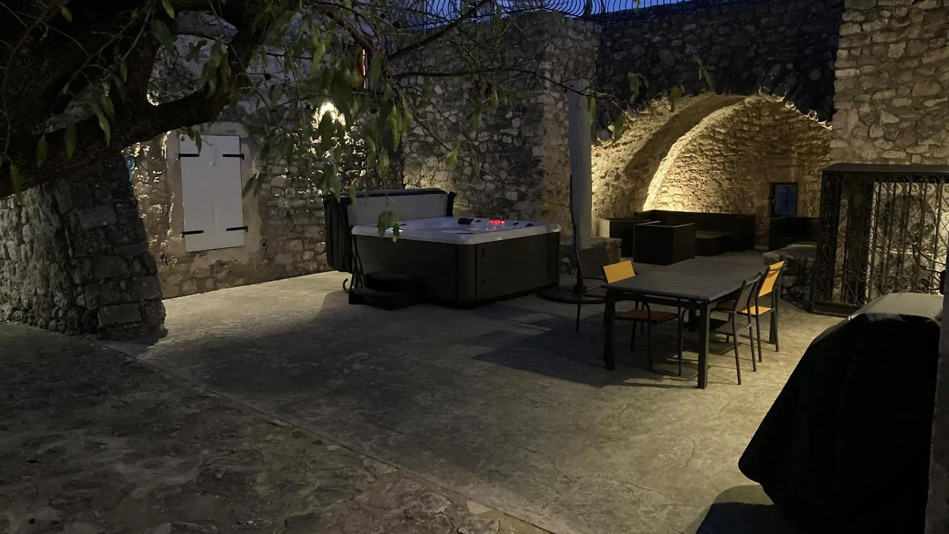 Holiday home La Closerie D'Escalin Gite 12 Personnes Et Jacuzzi La Garde Adhemar