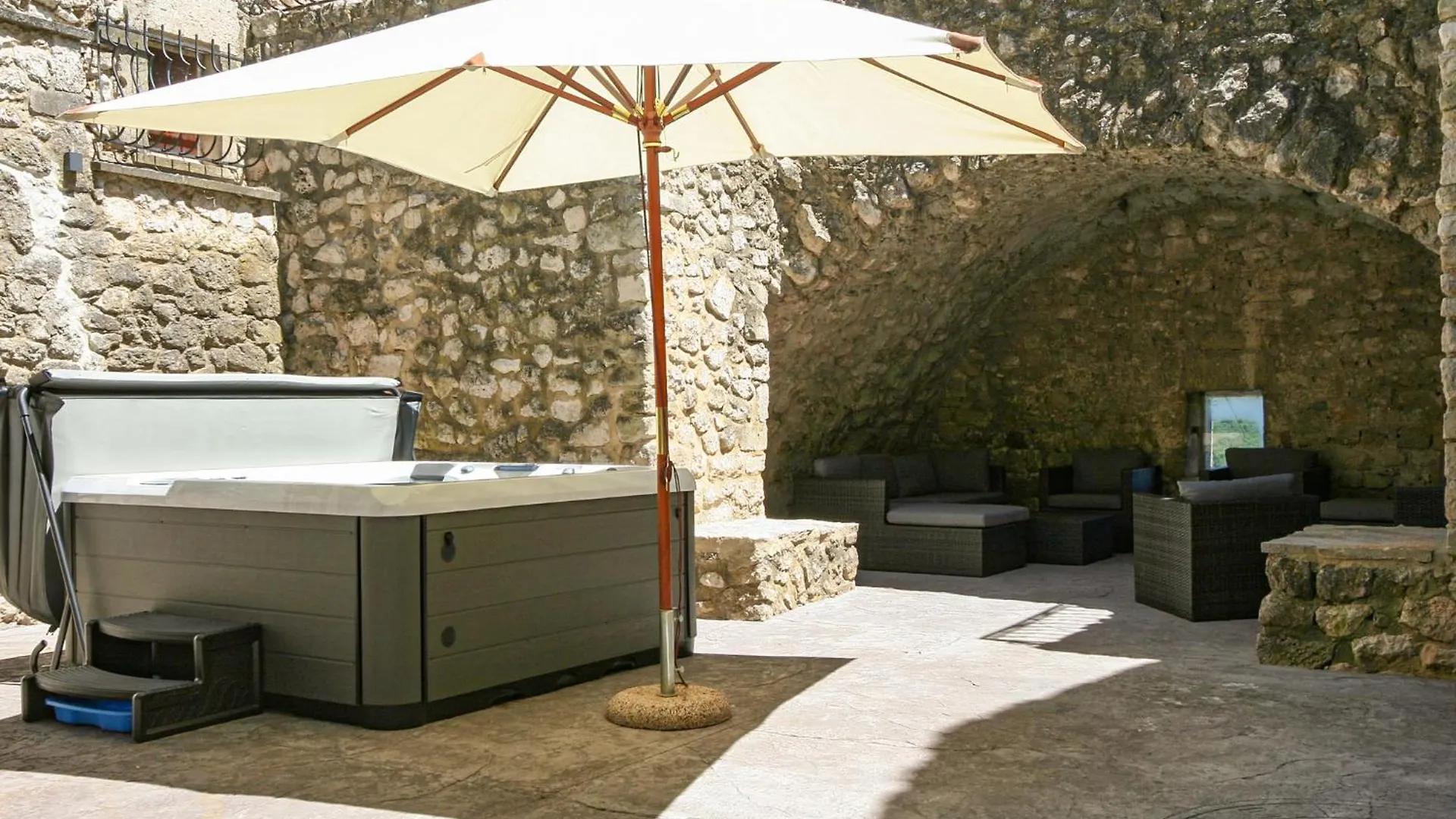 Holiday home La Closerie D'Escalin Gite 12 Personnes Et Jacuzzi La Garde Adhemar